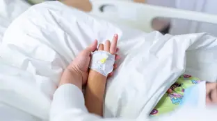 Un niño recibiendo tratamiento en un hospital Un niño recibiendo tratamiento en un hospital