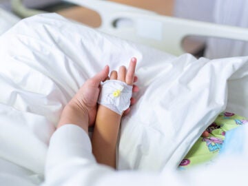 Un niño recibiendo tratamiento en un hospital