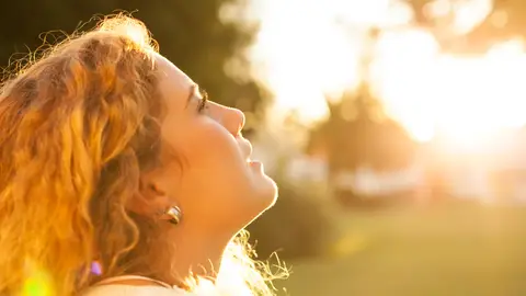 Mujer observando el paisaje Mujer observando el paisaje