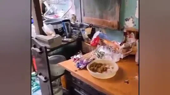 Basura en un piso okupa de Tenerife Desalojan 'Los Teques' de Mogán donde llegaron a vivir unos 100 okupas durante 2 años