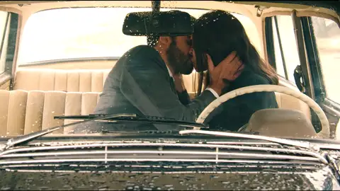 ¡Saltan chispas! María y Raúl se dejan llevar y se besan apasionadamente ¡Saltan chispas! María y Raúl se dejan llevar y se besan apasionadamente