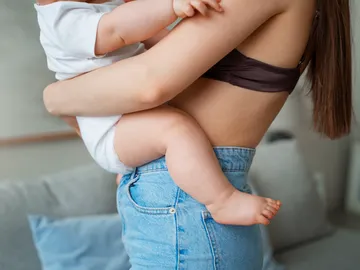Una madre con su bebé en brazos Una madre con su bebé en brazos