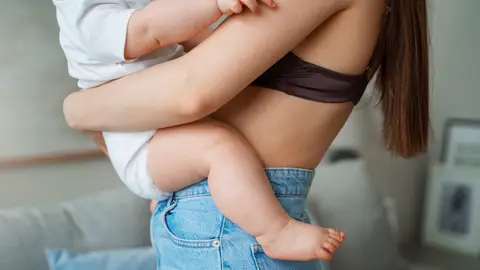 Una madre con su bebé en brazos Una madre con su bebé en brazos