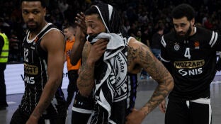Sterling Brown y Carlik Jones, dos de los implicados en la pelea, en un partido del Partiz&aacute;n