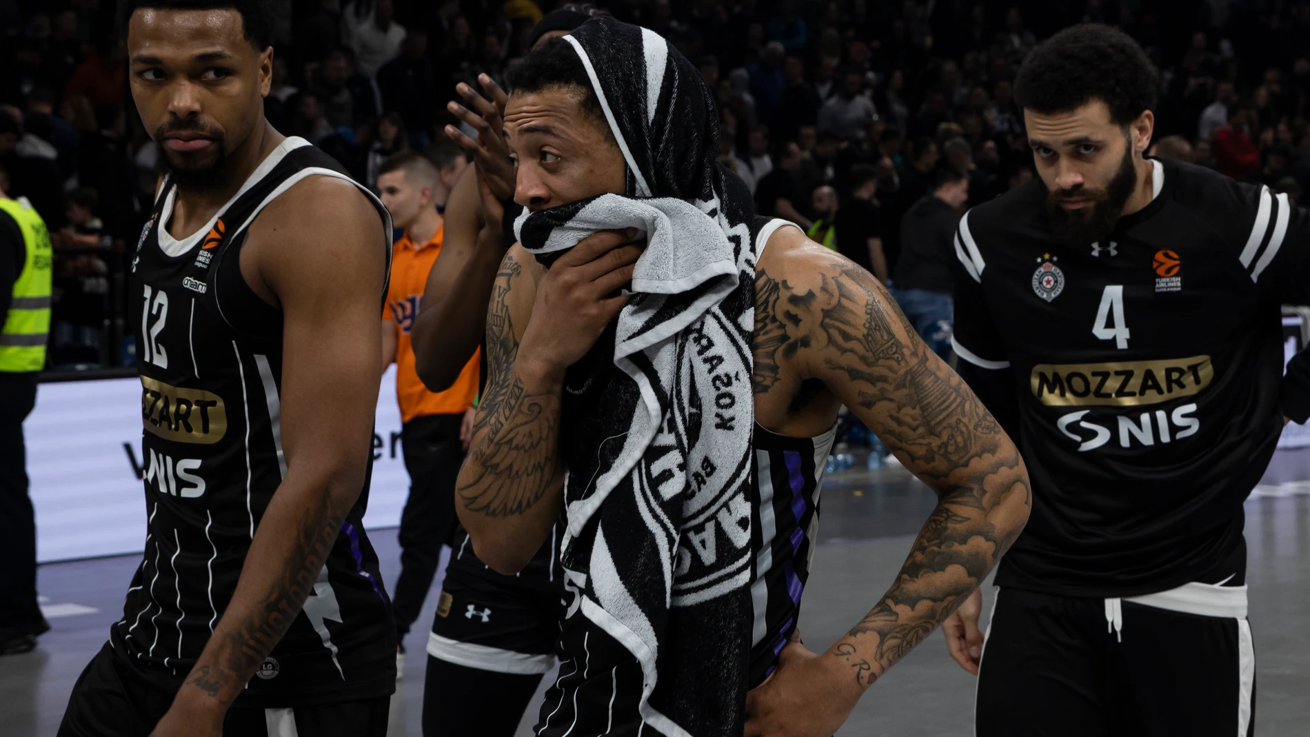 Sterling Brown y Carlik Jones, dos de los implicados en la pelea, en un partido del Partizán Sterling Brown y Carlik Jones, dos de los implicados en la pelea, en un partido del Partizán