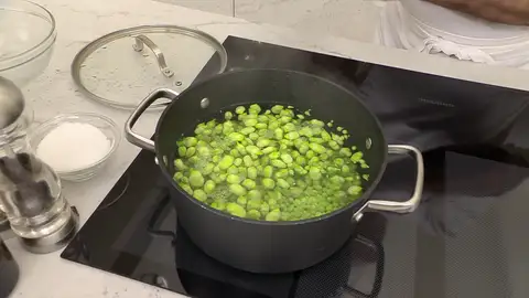 Introduce las habas y los guisantes Introduce las habas y los guisantes