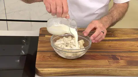 Vierte la leche encima y deja que repose Vierte la leche encima y deja que repose