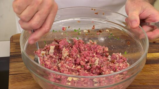 El truco de Argui&ntilde;ano para que la carne picada sea m&aacute;s jugosa