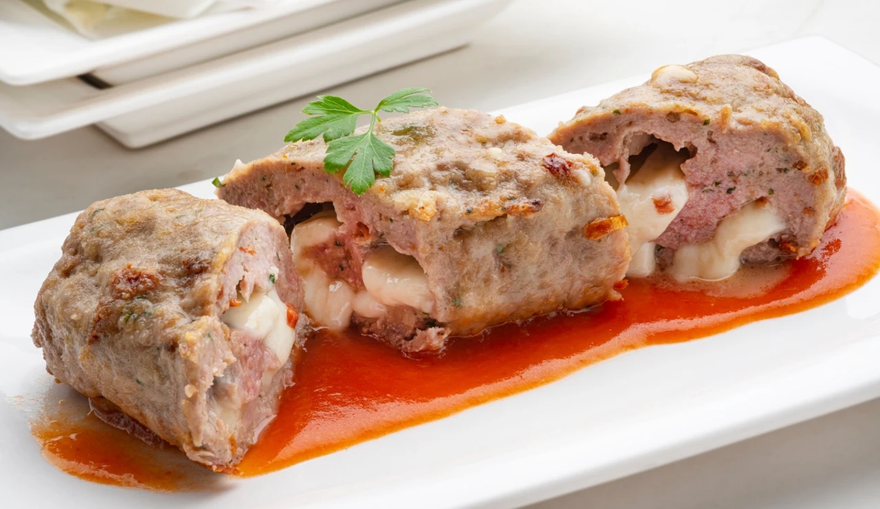 Rollo de carne picada relleno de queso