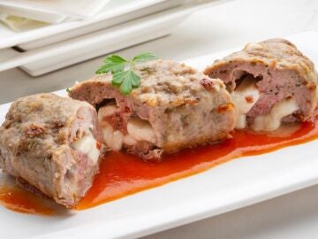Rollo de carne picada relleno de queso