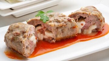 Rollo de carne picada relleno de queso