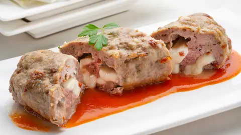 Rollo de carne picada relleno de queso Rollo de carne picada relleno de queso