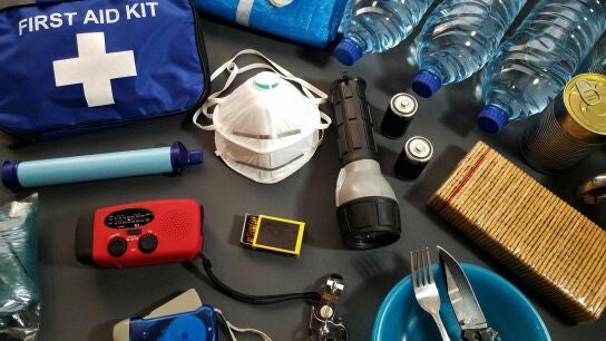 Kit de supervivencia con medicinas, radio, pilas, comida
