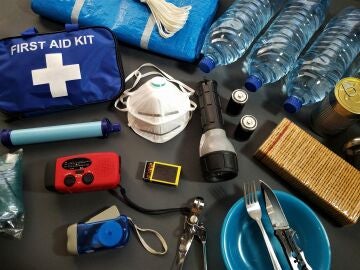 Kit de supervivencia con medicinas, radio, pilas, comida