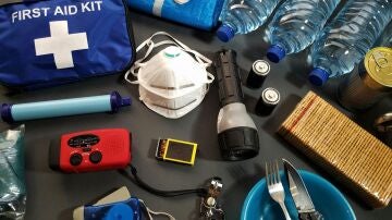 Kit de supervivencia con medicinas, radio, pilas, comida