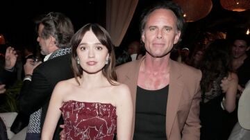 Aimee Lou Wood y Walton Goggins