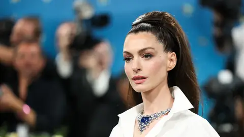 Anne Hathaway en la Met Gala 2025 Anne Hathaway en la Met Gala 2025