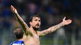 Acerbi celebra su gol al Barcelona