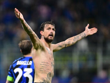 Acerbi celebra su gol al Barcelona