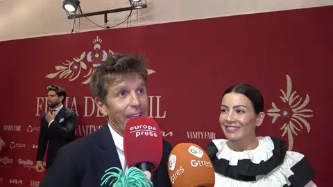 El Cordobés y Virgina Troconis haciendo declaraciones a la prensa El Cordobés y Virgina Troconis haciendo declaraciones a la prensa