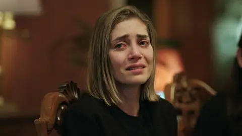 Asuman, rota por la muerte de Fuat, decide quedarse en la mansión: “No puedo irme” Asuman, rota por la muerte de Fuat, decide quedarse en la mansión: “No puedo irme”