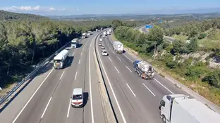 Imagen de vehículos circulando por la autovía Imagen de vehículos circulando por la autovía