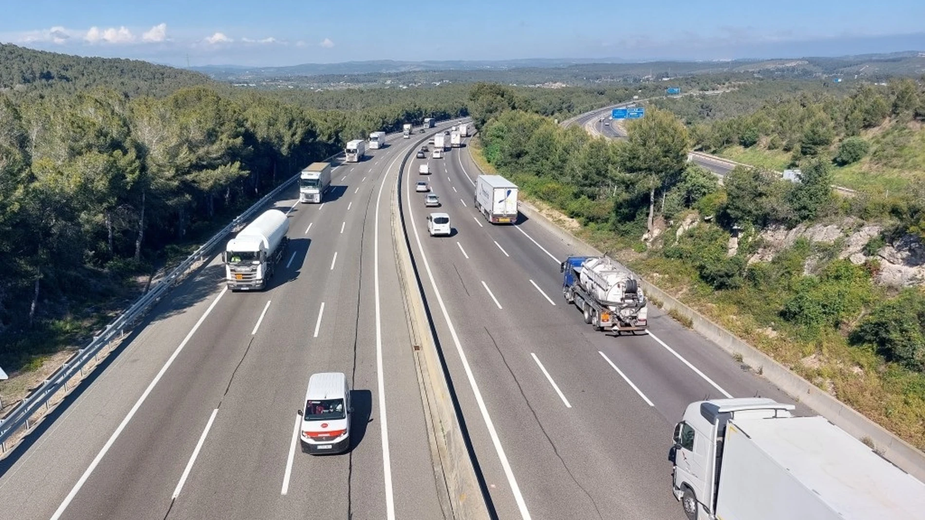 Imagen de vehículos circulando por la autovía Imagen de vehículos circulando por la autovía
