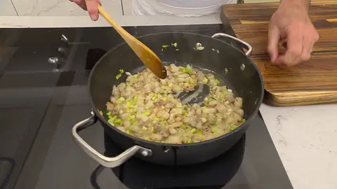 Agrega la harina y rehógala bien Agrega la harina y rehógala bien