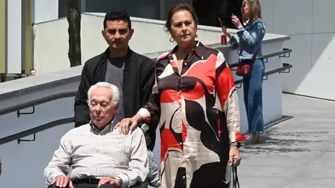 Curro Romero, junto a Carmen Tello, recibe el alta hospitalaria Curro Romero, junto a Carmen Tello, recibe el alta hospitalaria