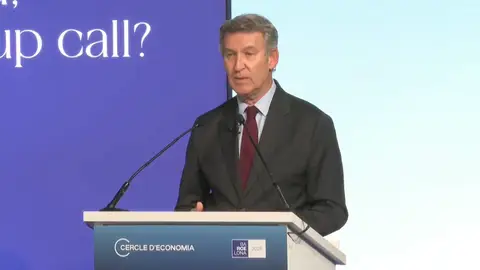 Feijóo carga contra Puente: "Cuando se gobierna a golpe de tuit, la gestión es un meme constante" Feijóo carga contra Puente: "Cuando se gobierna a golpe de tuit, la gestión es un meme constante"