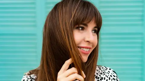 Mujer con flequillo Mujer con flequillo