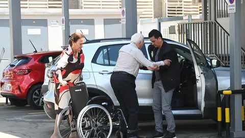 Curro Romero sale del hospital junto a Carmen Tello Curro Romero sale del hospital junto a Carmen Tello