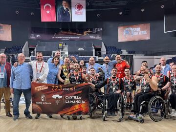 Los jugadores del Amiab Albacete tras conquistar la Champions Cup 