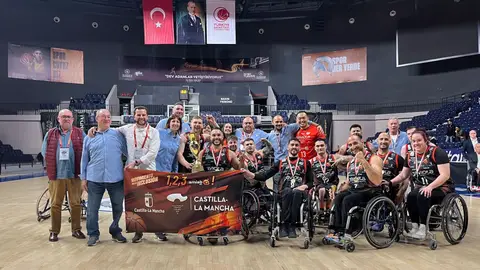 Los jugadores del Amiab Albacete tras conquistar la Champions Cup Los jugadores del Amiab Albacete tras conquistar la Champions Cup