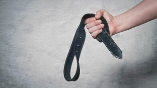 Imagen de archivo de un hombre sosteniendo un cintur&oacute;n