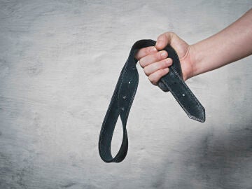 Imagen de archivo de un hombre sosteniendo un cinturón