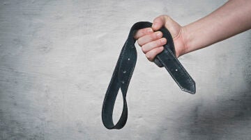 Imagen de archivo de un hombre sosteniendo un cinturón