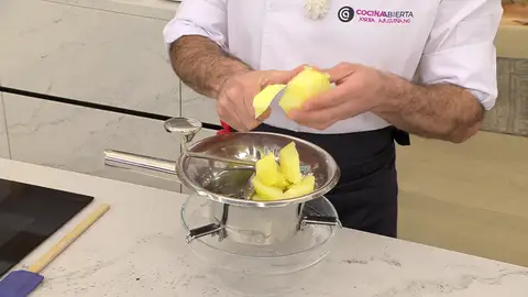 Pela la patata, trocéala y pásala por el pasapurés a un bol grande Pela la patata, trocéala y pásala por el pasapurés a un bol grande