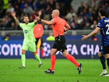 Szymon Marciniak señala una falta en el Inter de Milán - Barcelona