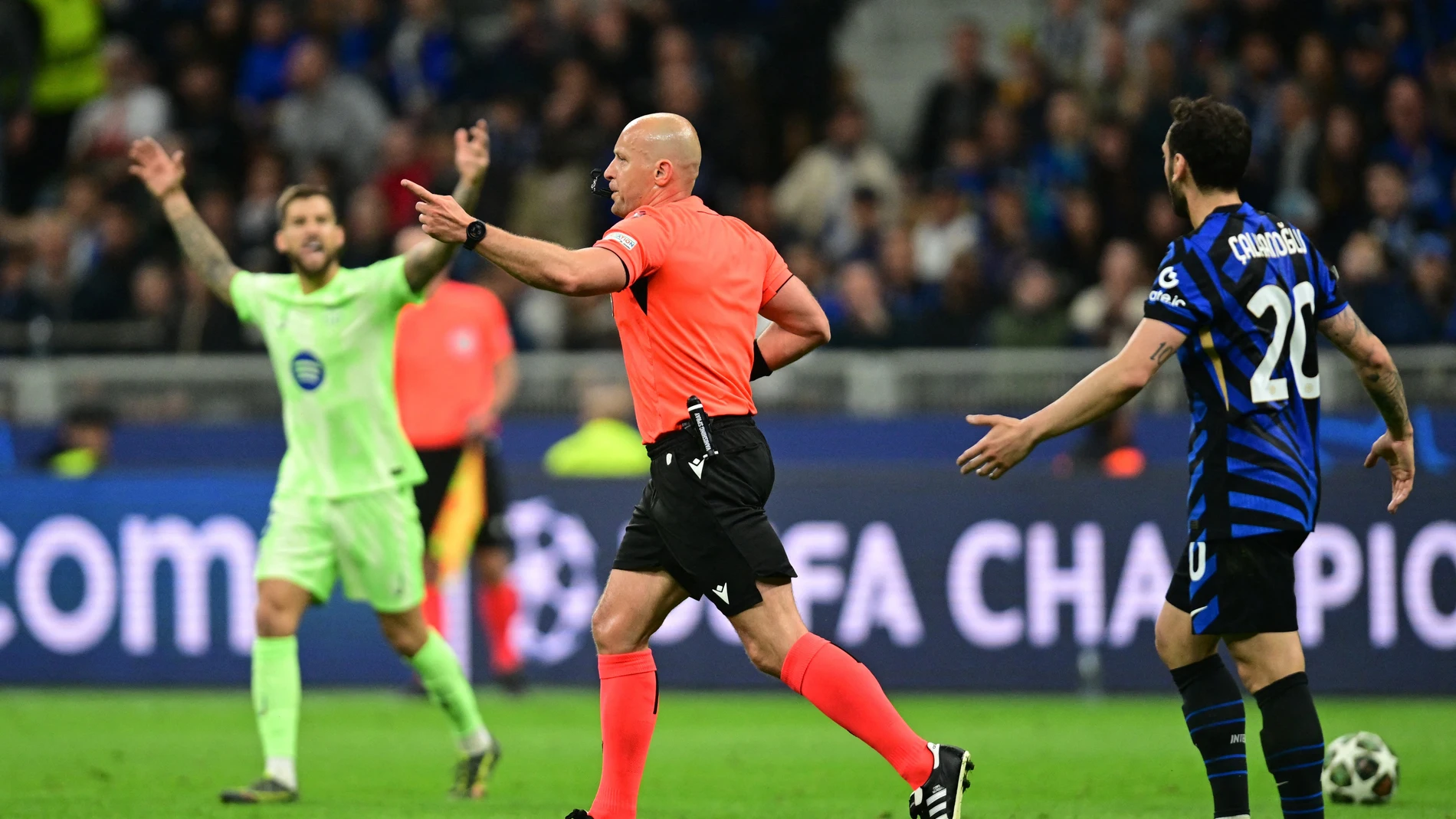 Szymon Marciniak señala una falta en el Inter de Milán - Barcelona Szymon Marciniak señala una falta en el Inter de Milán - Barcelona