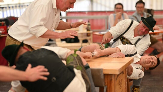 Daos competidores de Fingerhakeln se miden en Rosenheim