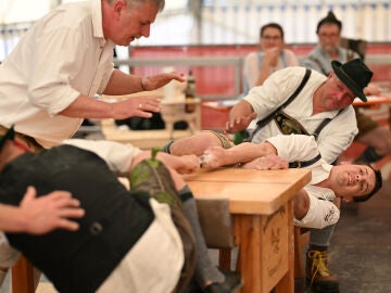 Daos competidores de Fingerhakeln se miden en Rosenheim
