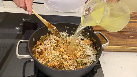 Añade el arroz y el caldo Añade el arroz y el caldo