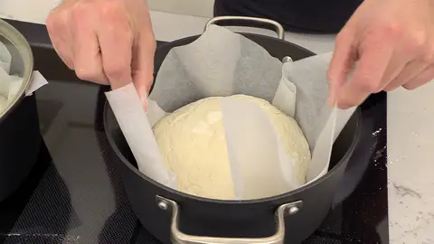 Retira las cazuelas del horno, introduce una masa (con su papel) dentro de cada una Retira las cazuelas del horno, introduce una masa (con su papel) dentro de cada una