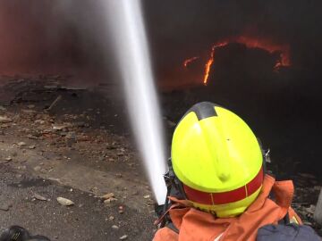 Un incendio ha obligado a cortar la circulación de Cercanías en algunos puntos de Valencia 
