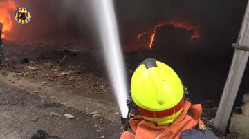 Un incendio ha obligado a cortar la circulación de Cercanías en algunos puntos de Valencia 