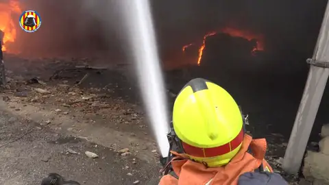 Un incendio ha obligado a cortar la circulación de Cercanías en algunos puntos de Valencia Un incendio ha obligado a cortar la circulación de Cercanías en algunos puntos de Valencia