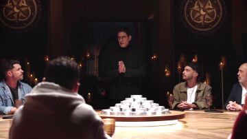 Desvelada la identidad de los dos primeros traidores en la mesa redonda: ¡empieza el juego! 