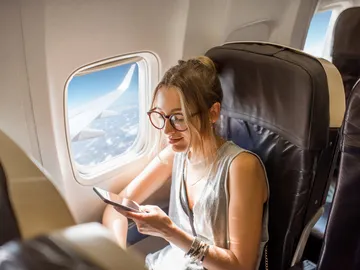 Mujer sentada en un avión Mujer sentada en un avión