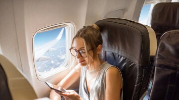 Mujer sentada en un avión